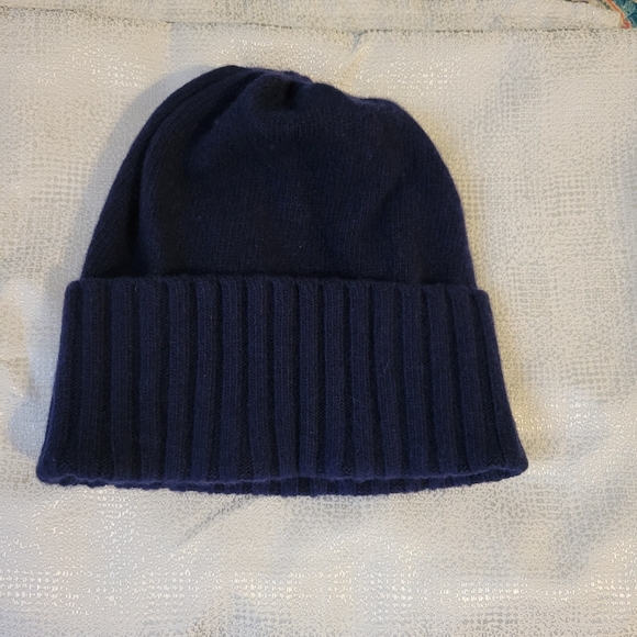 Saks Fifth Avenue Accessories - Cashmere hat Saks Fifth Avenue navy